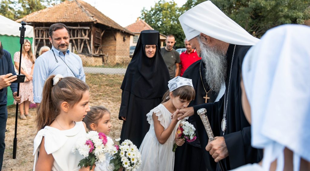 Пресвета Богородица својом мајчинском руком уводи у Царство Божје оне који се моле и кају