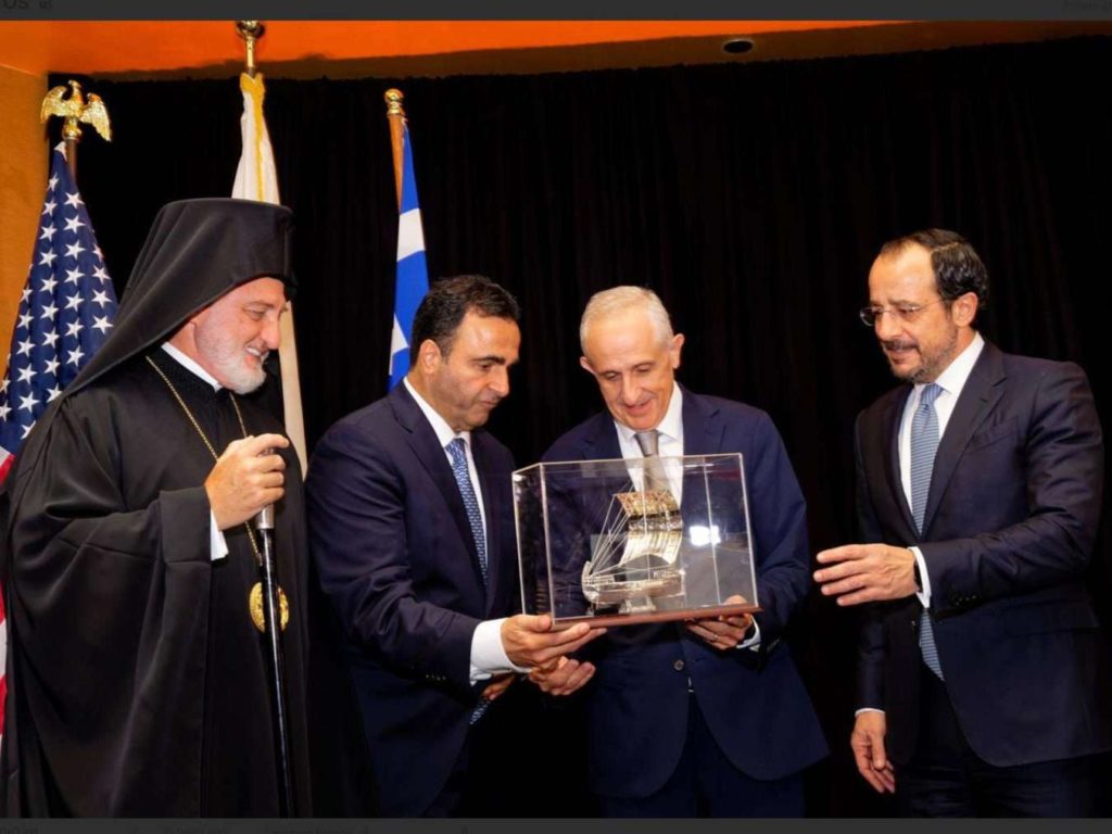 Ο Αρχιεπίσκοπος Ελπιδοφόρος στο ετήσιο δείπνο της Ομοσπονδίας Κυπριακών Οργανώσεων Αμερικής, παρουσία του Νίκου Χριστοδουλίδη
