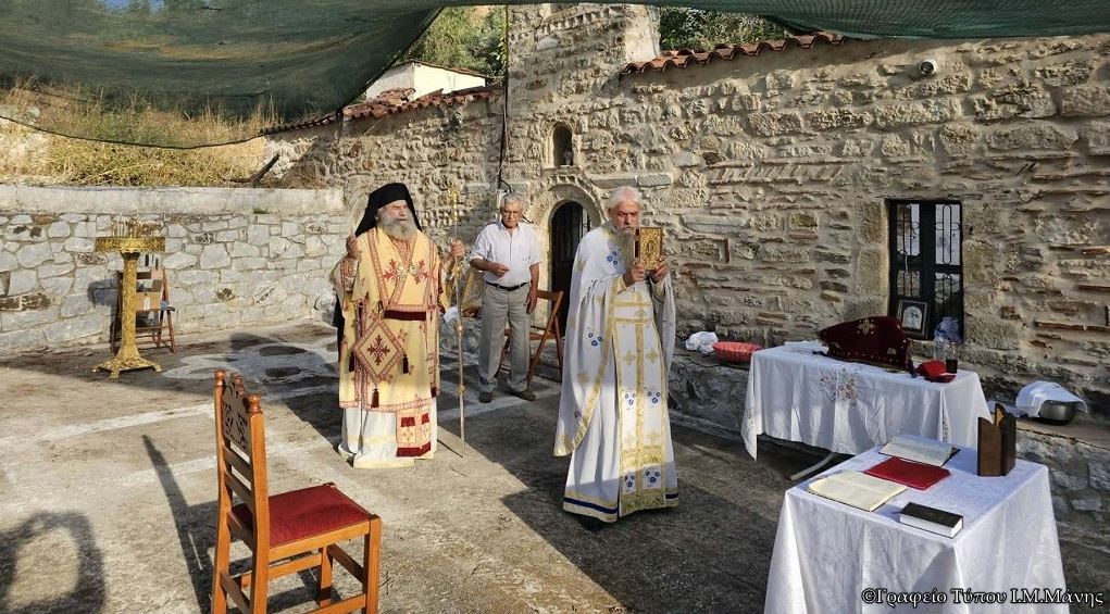Ο Μάνης Χρυσόστομος τέλεσε Θεία Λειτουργία στο καμένο εξωκλήσι Αγ. Ιωάννου στα «Αλεξιάνικα»