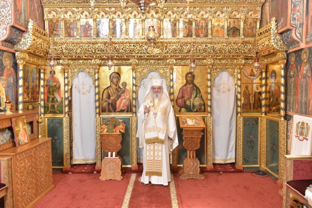 Patriarhul Daniel: Crucea ne unește cu Hristos, Cel ce transformă durerea în bucurie
