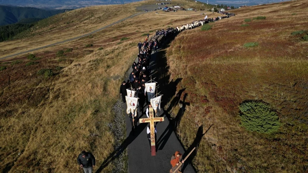 Sute de credincioși au mers în procesiune la crucea de pe Muntele Mic: Este o nevoință duhovnicească