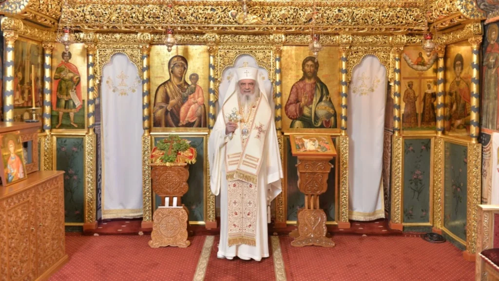 Patriarhul României: Semnul Sfintei Cruci amintește lumii de iubirea jertfelnică a Domnului Iisus Hristos