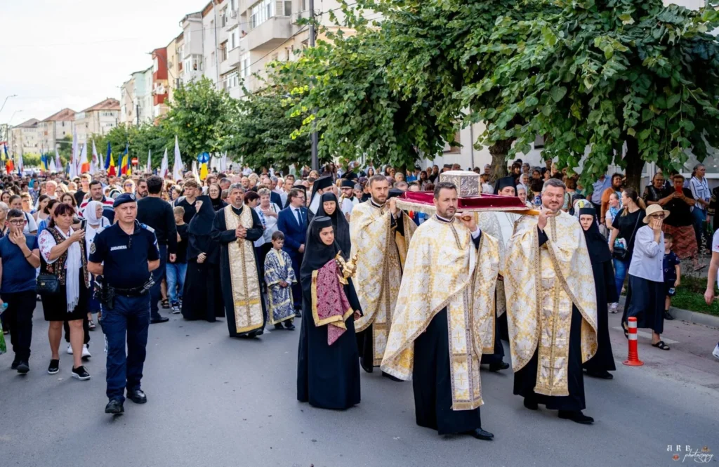 4.000 de pelerini au participat la procesiunea de la Moinești cu Brâul Maicii Domnului