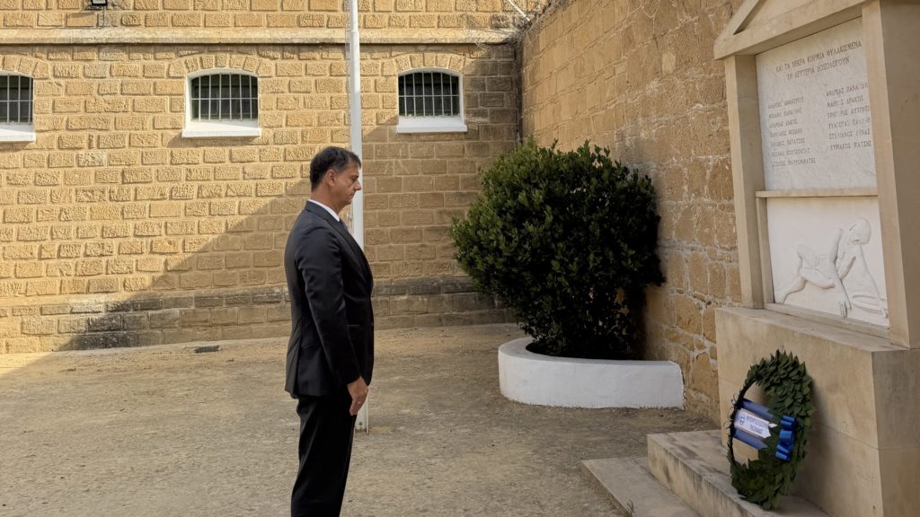 Ο ΥΦΕΞ Χάρης Θεοχάρης επισκέφθηκε τον Αρχιεπίσκοπο Κύπρου