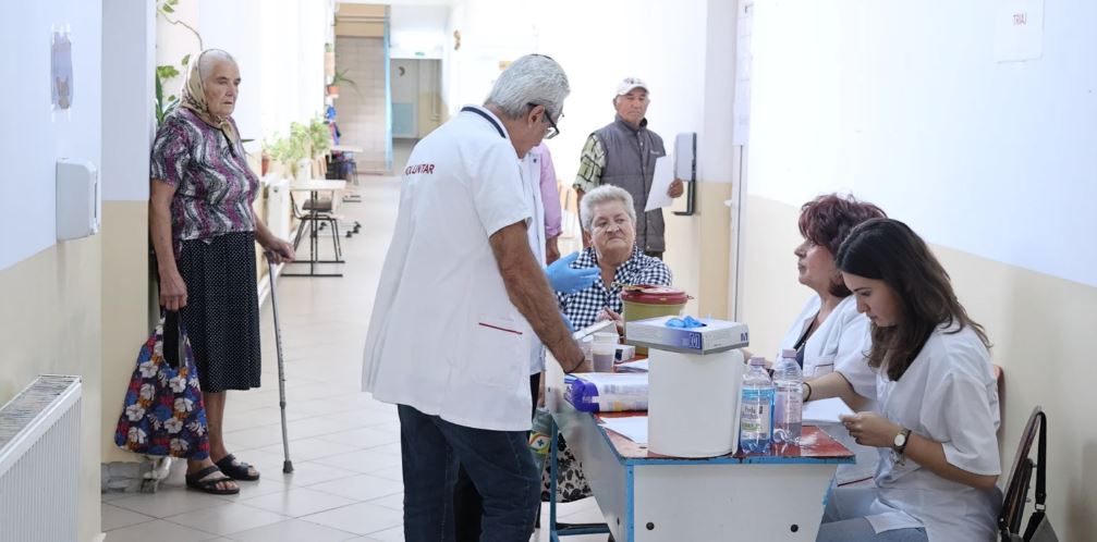 Sănătate pentru sate: Localnicii dintr-o comună vâlceană au beneficiat gratuit de consultații medicale de specialitate