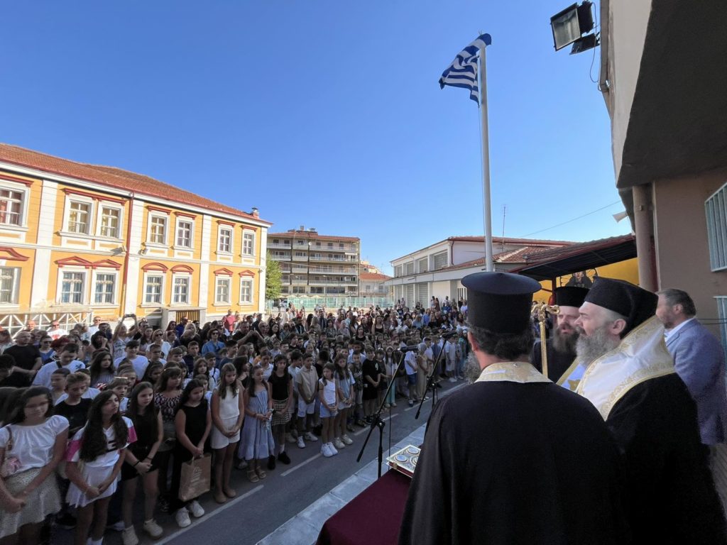 Με ευχές για δύναμη και πρόοδο το πρώτο κουδούνι