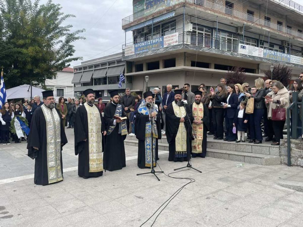 Ο Θεσσαλιώτιδος Τιμόθεος στις επετειακές εκδηλώσεις της Εθνικής Επετείου του ’40 στα Φάρσαλα