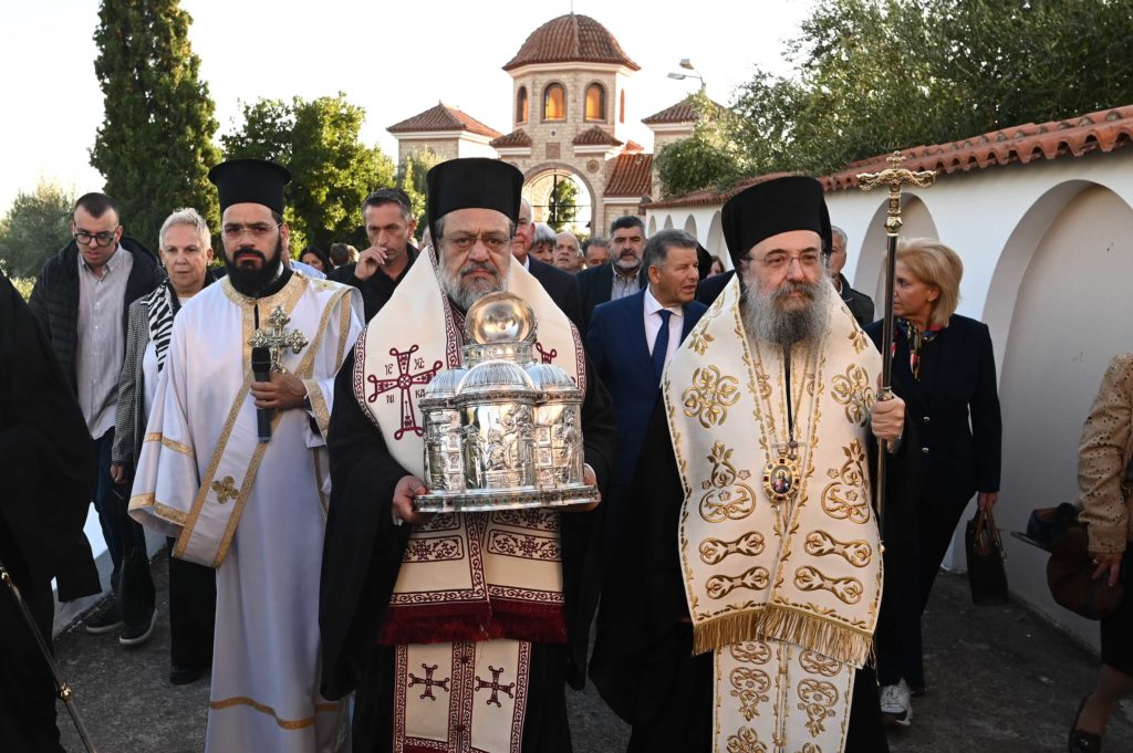 Πανδήμως η Καλαμάτα υποδέχθηκε την Τιμία Κάρα της Αγίας Ειρήνης