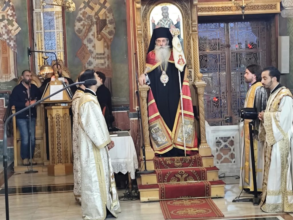Ευλαβική προσευχή για τον Άγιο Διονύσιο τον Αρεοπαγίτη, στον ομώνυμο ναό του Πειραιώς
