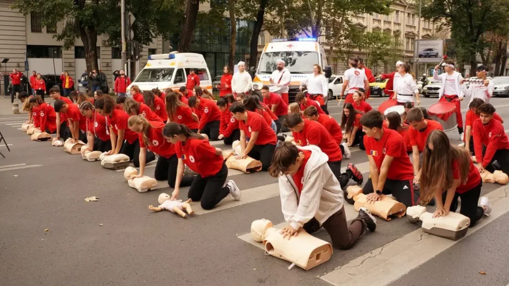 Crucea Roșie Română marchează Ziua Mondială a Resuscitării printr-un flashmob la Arcul de Triumf din Capitală