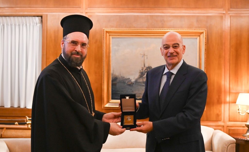 Ο Επίσκοπος Ανδίδων Ισίδωρος στον Υπουργό Εθνικής Άμυνας, Νίκο Δένδια