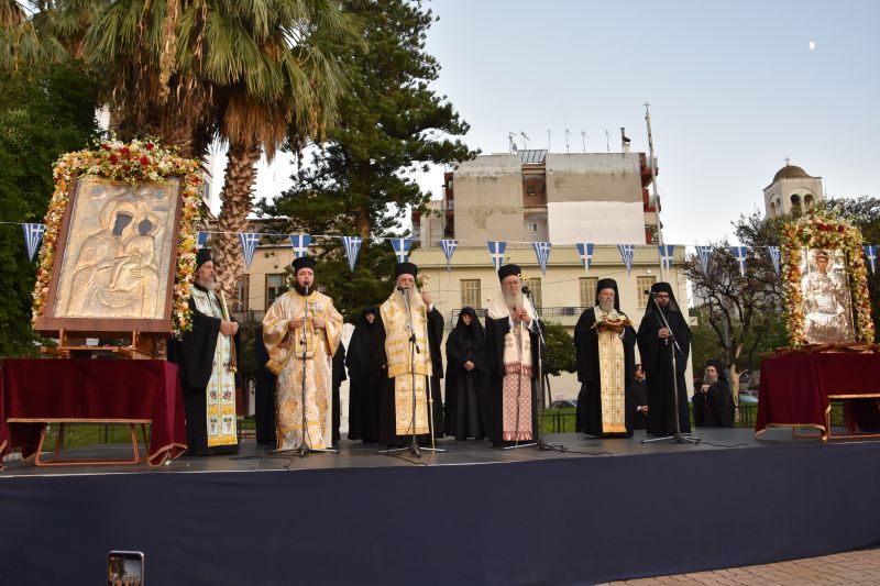 Συγκινητική υ υποδοχή της Παναγίας «Εικοσιφοίνισσας» στη Χαλκίδα (ΦΩΤΟ)