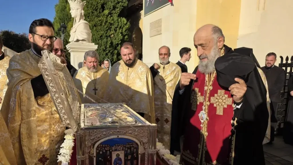Procesiune la Catedrala Reîntregirii din Alba Iulia: Moaștele Sf. Gheorghe Pelerinul au fost întâmpinate de IPS Irineu