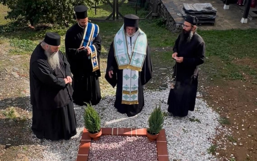 Άγιον Όρος: Ο Θυατείρων Νικήτας τέλεσε τρισάγιο στον τάφο του μακαριστού Ιερομονάχου Ευσεβίου
