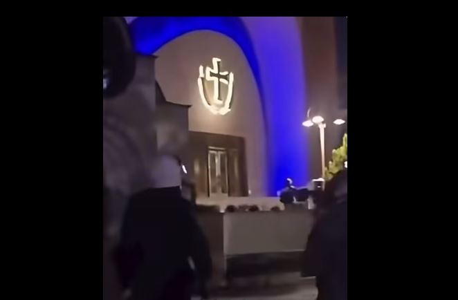 Συγκρούσεις στην Αλβανία: Βία στον προαύλιο χώρο του Καθεδρικού Ναού στα Τίρανα – Σεβασμό των ιερών χώρων απαιτεί η Εκκλησία