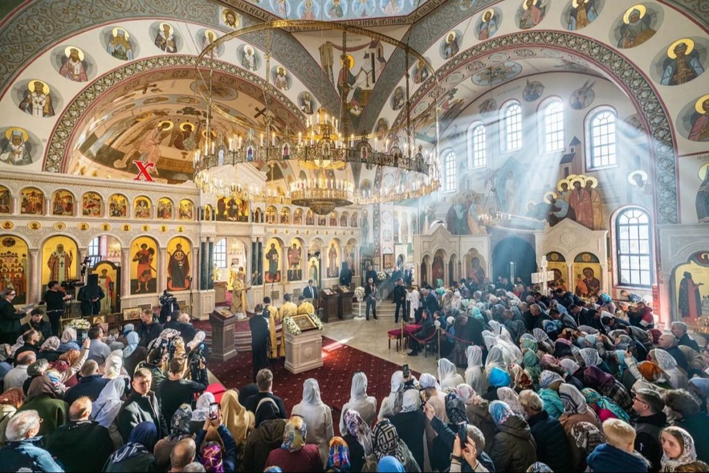 Святейший Патриарх Кирилл совершил Литургию в храме Архангела Михаила в деревне Акулинино Московской области