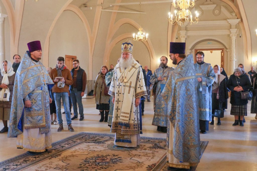 В праздник Иверской иконы Божией Матери председатель Синодального отдела по монастырям и монашеству совершил Литургию в Новодевичьем ставропигиальном монастыре