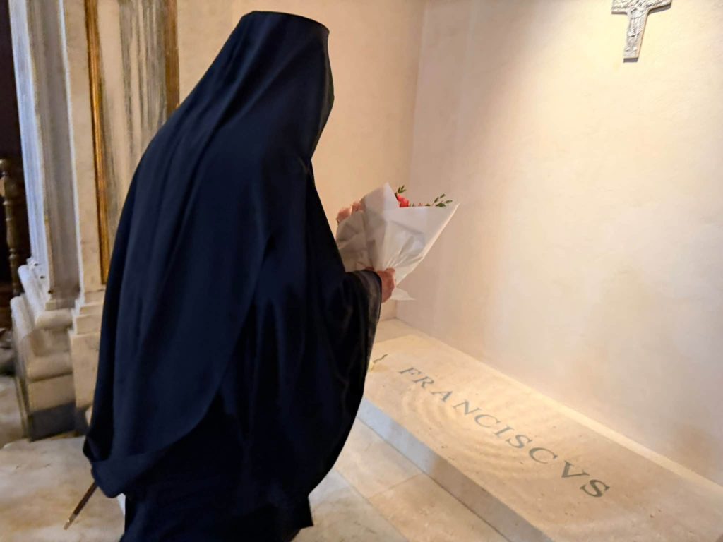 Ο Οικουμενικός Πατριάρχης άφησε λουλούδια στον τάφο του Πάπα Φραγκίσκου