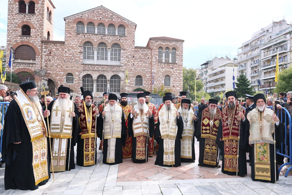 Πλήθος κόσμου στη Λιτανεία του Αγίου Δημητρίου στους δρόμους της Θεσσαλονίκης (ΦΩΤΟ)