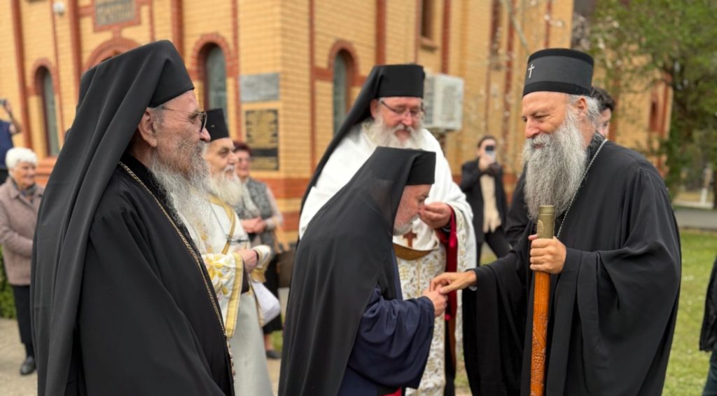 Патријарх Порфирије свечано дочекан у манастиру Светог Саве у Илајну