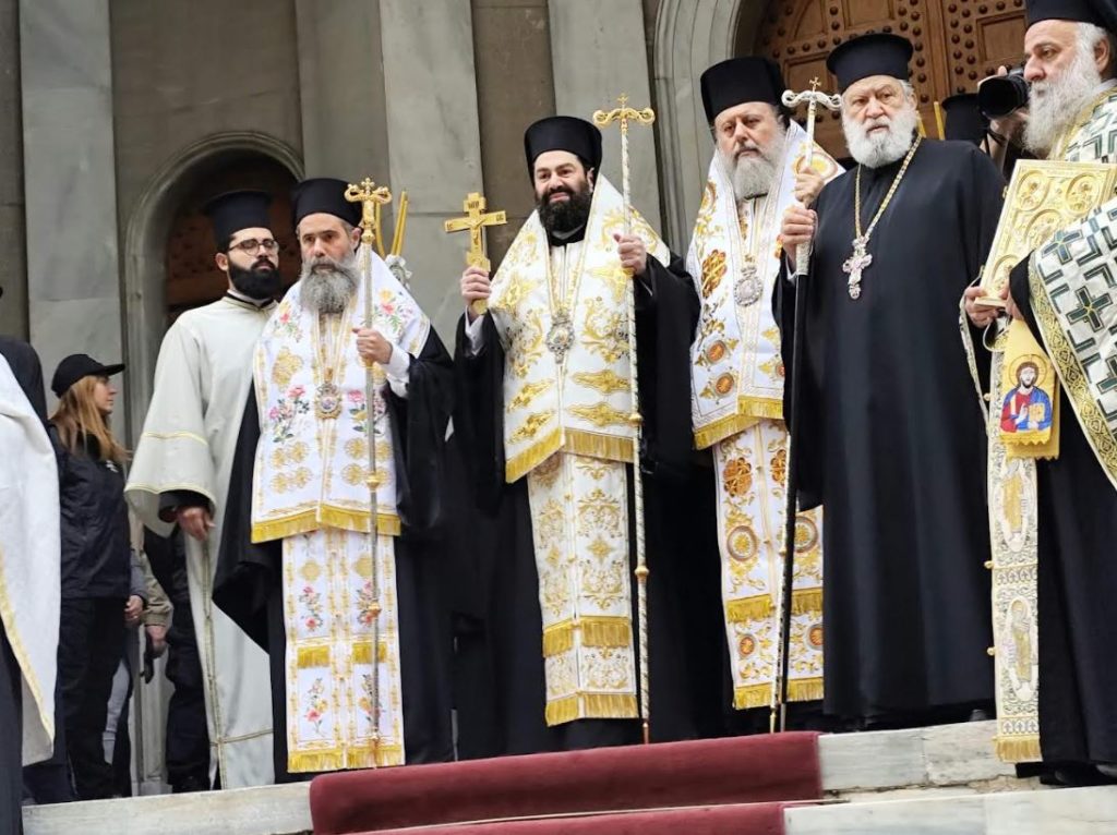Ευλαβική προσευχή για τον Πολιούχο Αθηνών, Άγιο Διονύσιο τον Αρεοπαγίτη, στον ομώνυμο ναό του Κολωνακίου