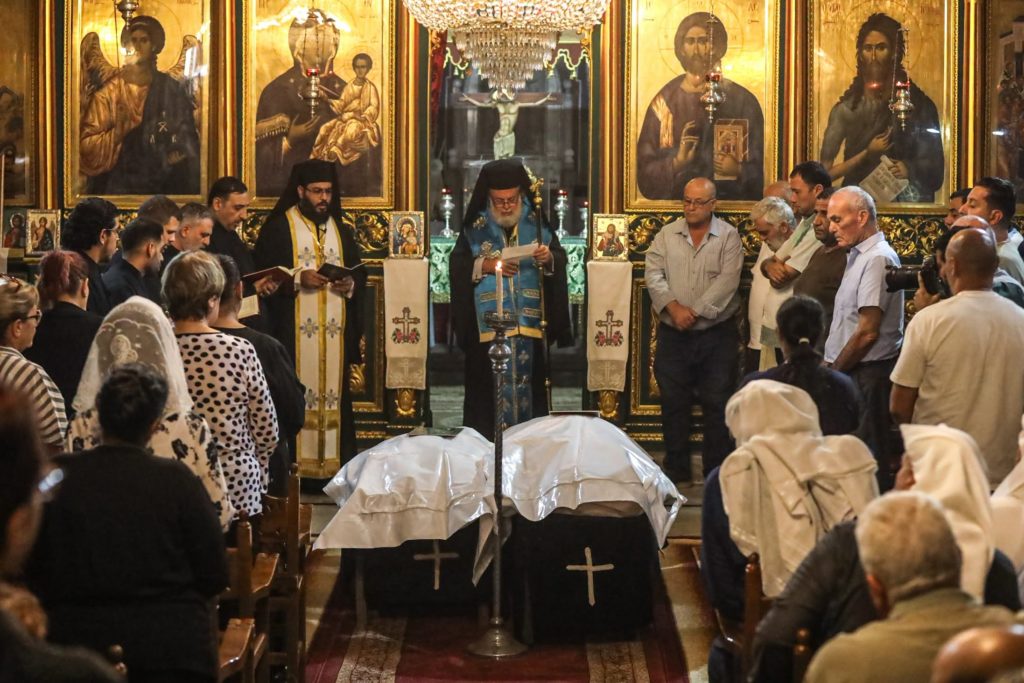Γάζα: Με προσευχή για ειρήνη το “ύστατο χαίρε” στις δύο γυναίκες που σκοτωθήκαν από αεροπορική επιδρομή (ΦΩΤΟ)