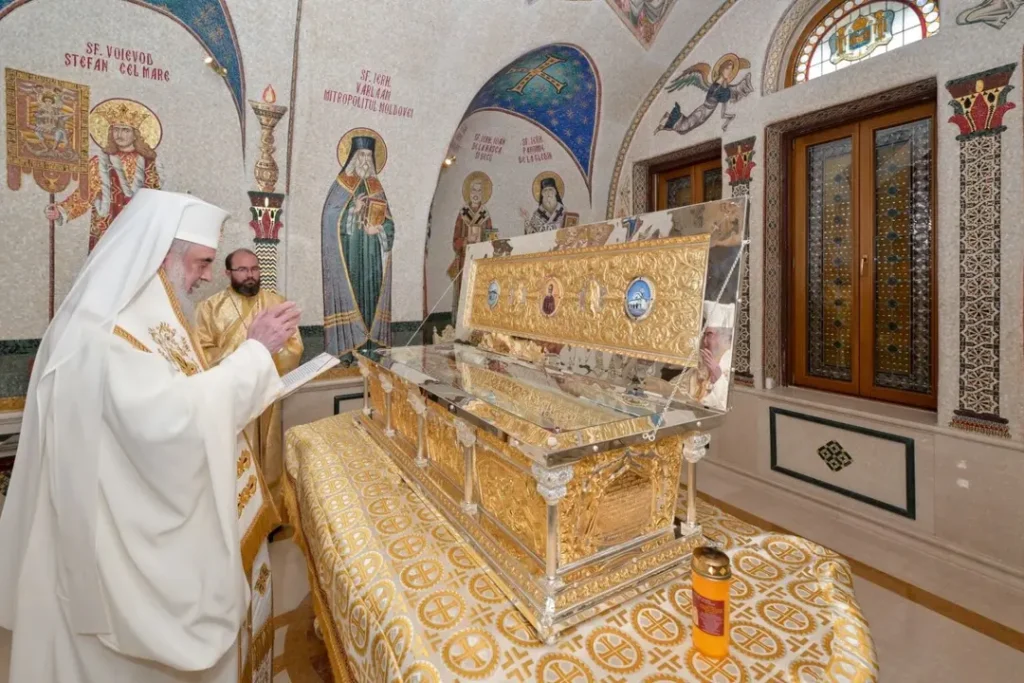 Patriarch Daniel blesses reliquary of St Constantine Sârbu ahead of local canonisation ceremony