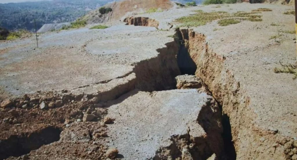 Σταυροβούνι: Σήμα κινδύνου από τους μοναχούς για κατολίσθηση – Τεράστιες ρωγμές στο έδαφος