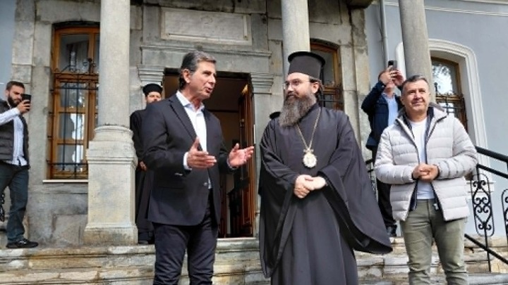 Στο ιστορικό ελληνικό Προξενείο και τη Μητρόπολη Κορυτσάς ο Κώστας Γκιουλέκας