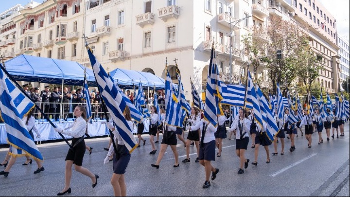 Μαθητική παρέλαση για την 28η Οκτωβρίου στη Θεσσαλονίκη – Εικόνες και βίντεο