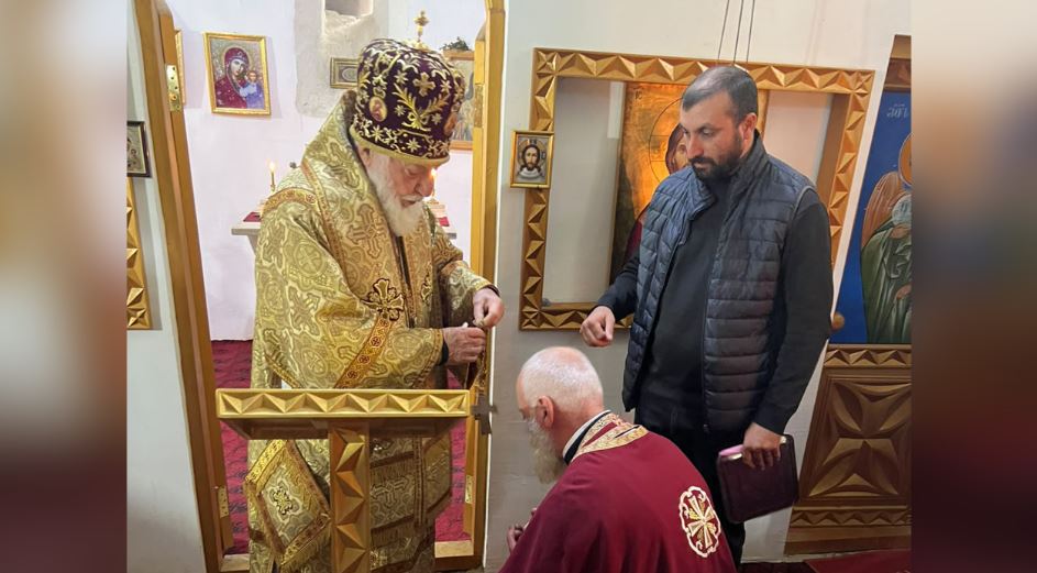 ტყიბულისა და თერჯოლის მიტროპოლიტმა გიორგიმ სასულიერო პირი დააჯილდოვა