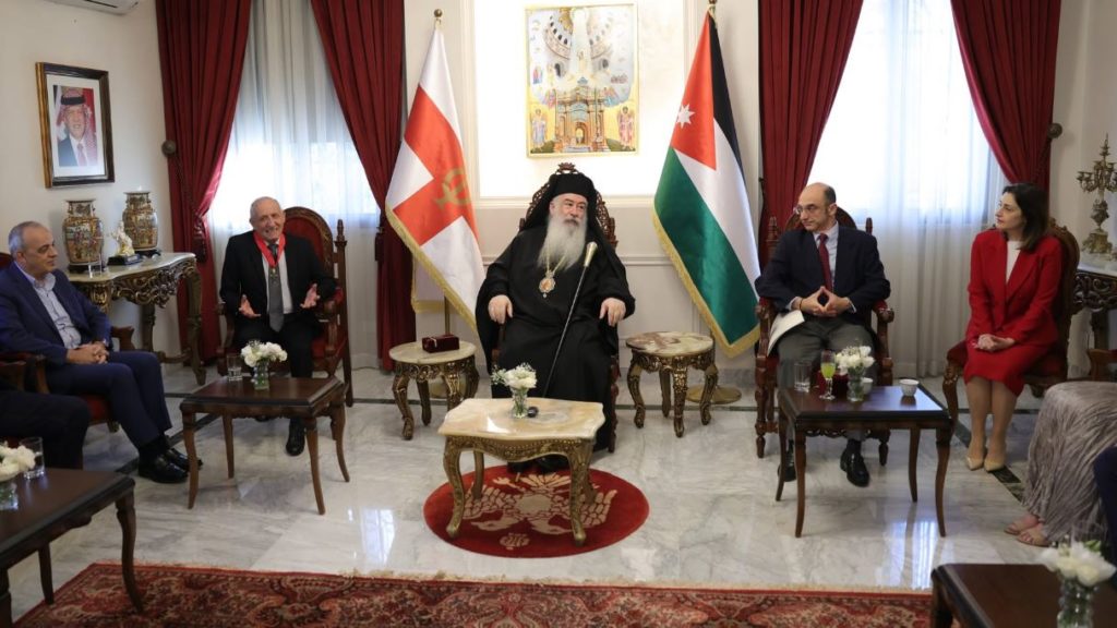 نيابة عن البطريرك المطران خريستوفوروس يمنح وسام القبر المقدس