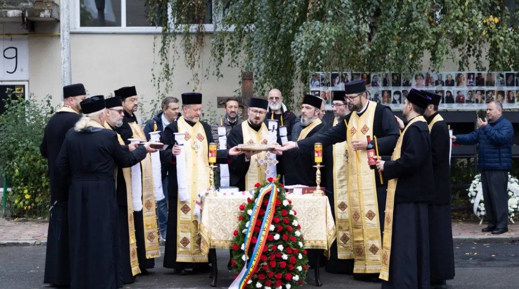 Προσευχή για τα θύματα πυρκαγιάς σε νυχτερινό κέντρο του Βουκουρεστίου 11 χρόνια μετά την τραγωδία